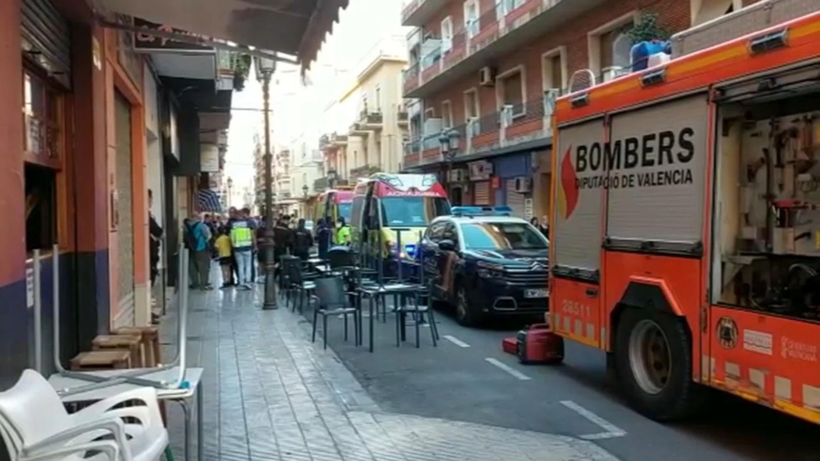 Els bombers i els equips sanitaris, treballant al lloc dels fets