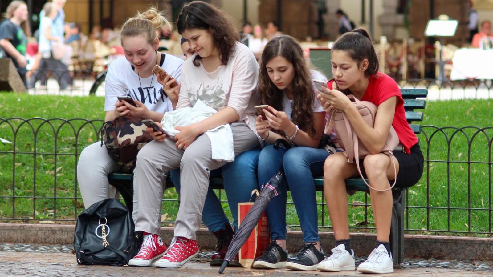 Els xiquets passen més temps amb mòbils que jugant en el carrer