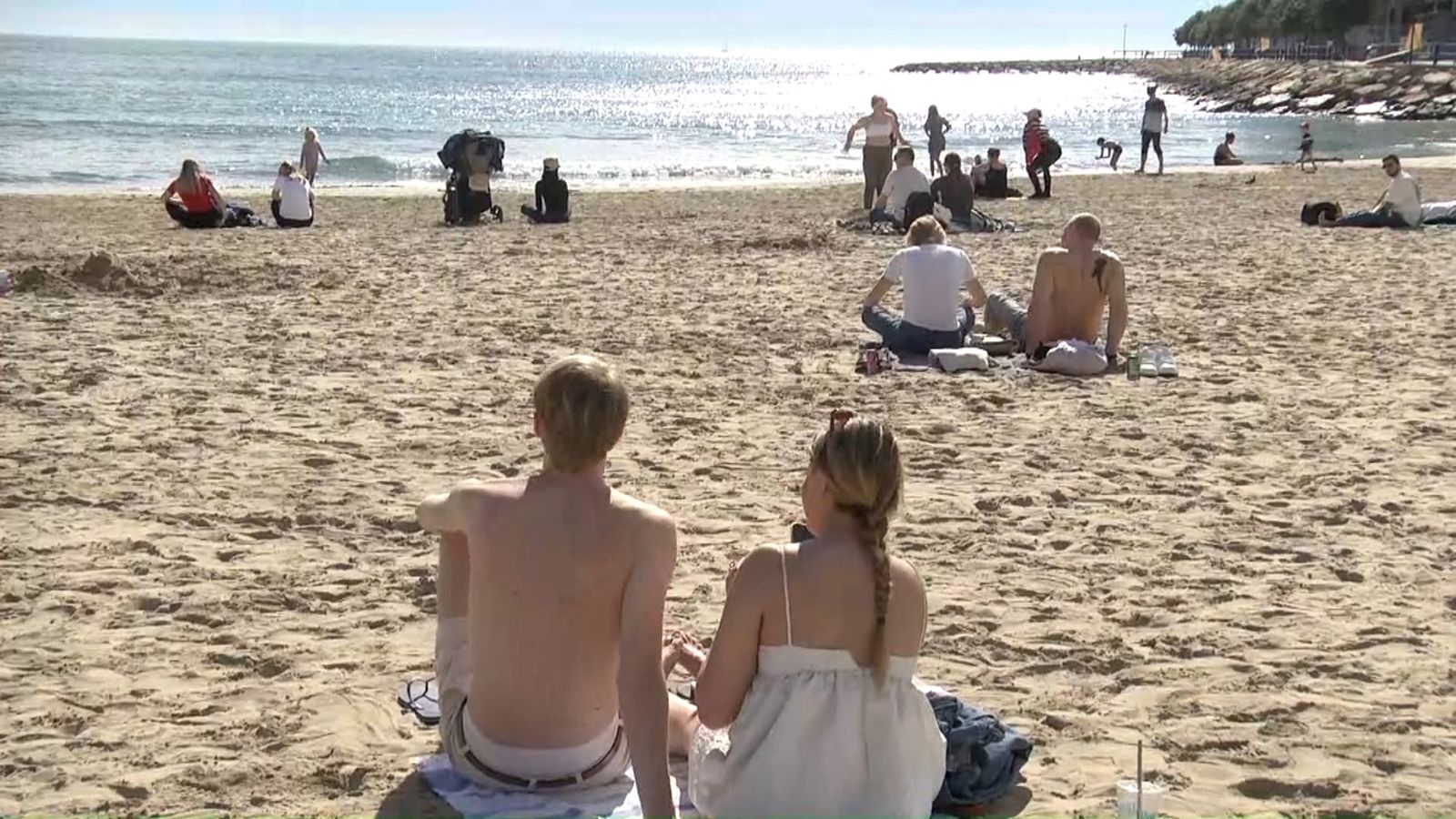 Les altes temperatures d'este dimarts han fet que els turistes gaudisquen de les platges d'Alacant