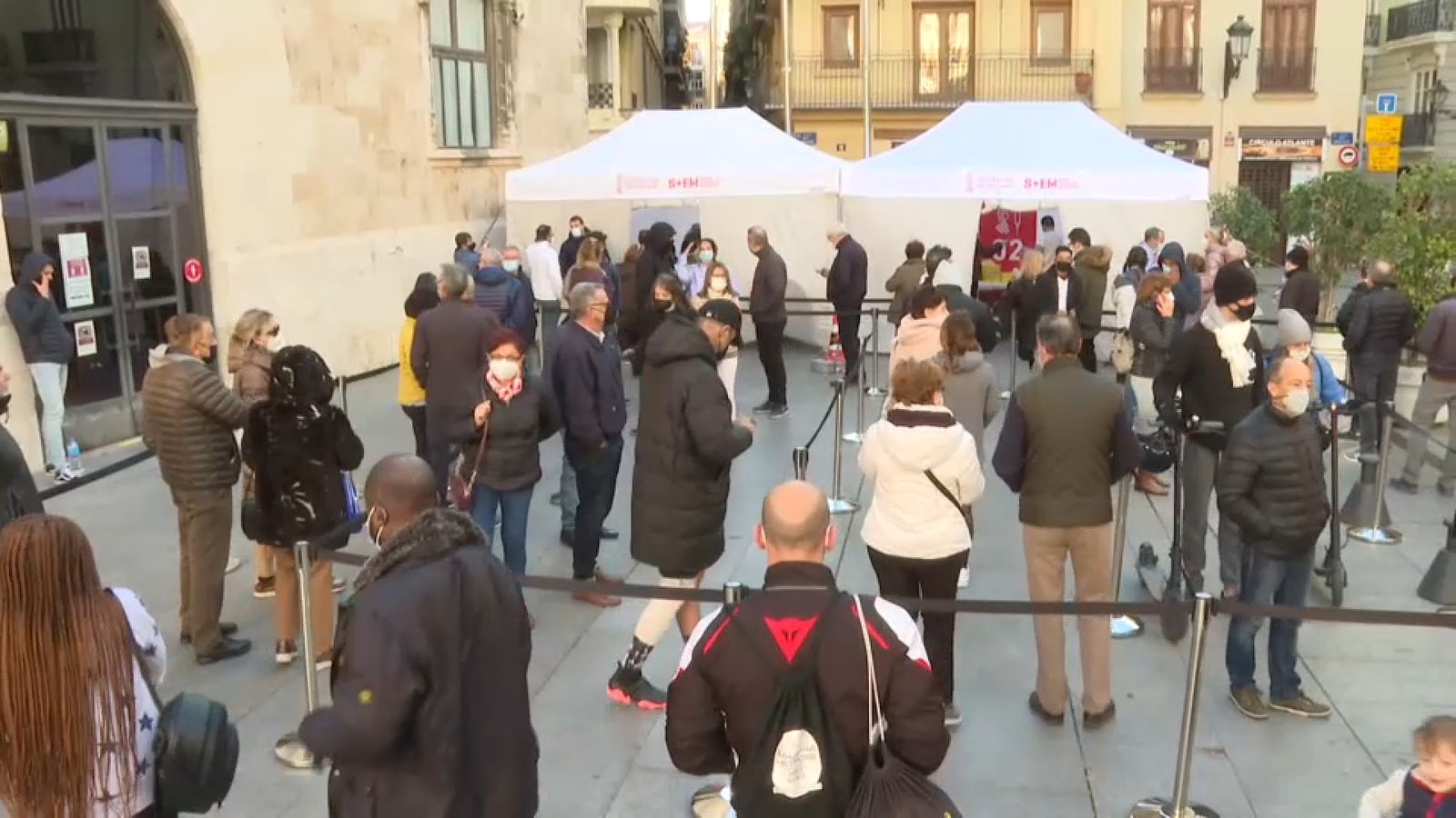 Cues quilomètriques a la plaça de Manises, aquest dimecres