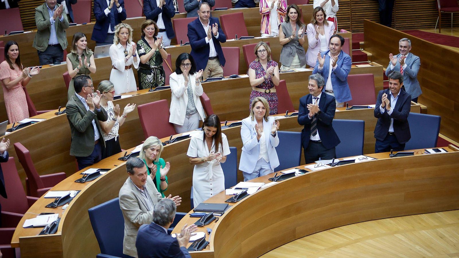 La bancada de PP i Vox aplaudeix l'aprovació de la norma de llibertat educativa a les Corts