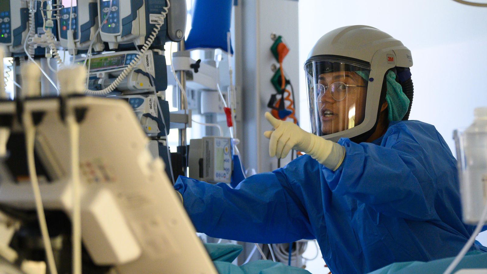 Imatge d'arxiu d'una doctora en una planta de pacients amb covid