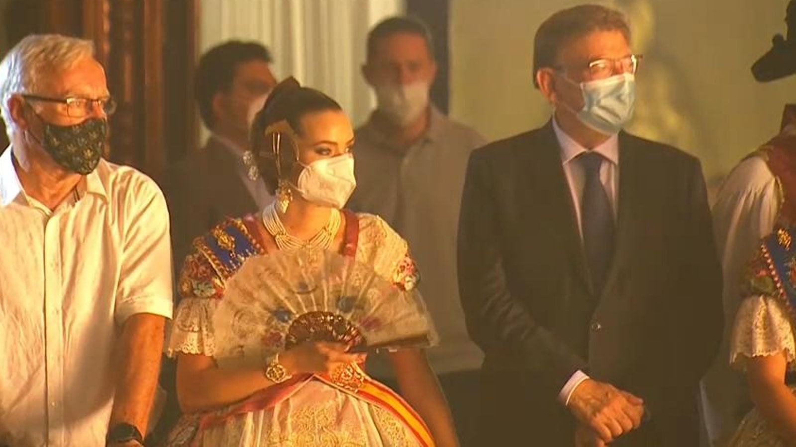 La fallera major, Consuelo Llobell Frasquet, acompanyada de la seua cort d'honor, de l'alcalde de la ciutat, Joan Ribó, i del president de la Generalitat, Ximo Puig