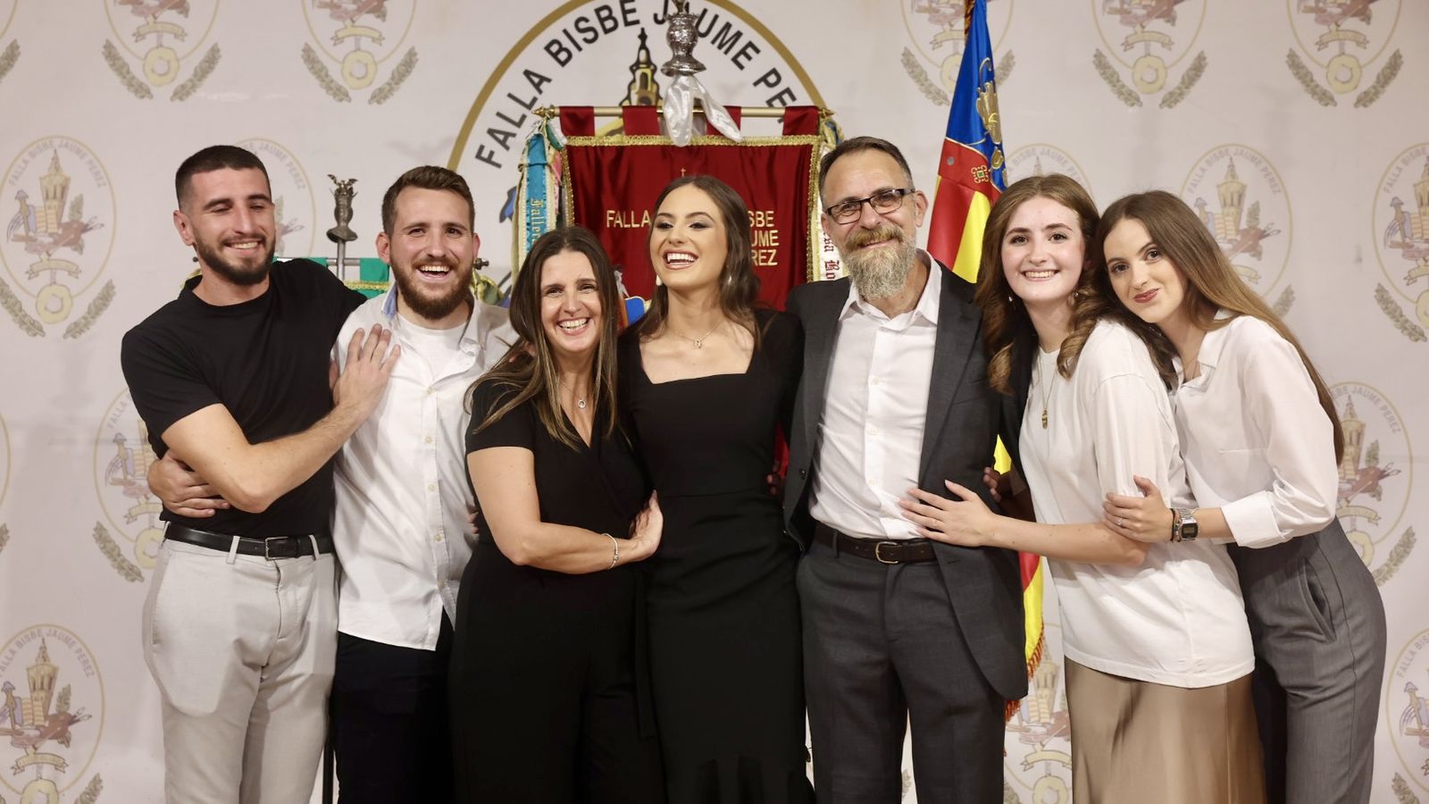 María Estela Arlandis Ferrando, de la falla Bisbe Jaume Pérez - Lluís Oliag, fallera major de València 2024, posa amb la seua família