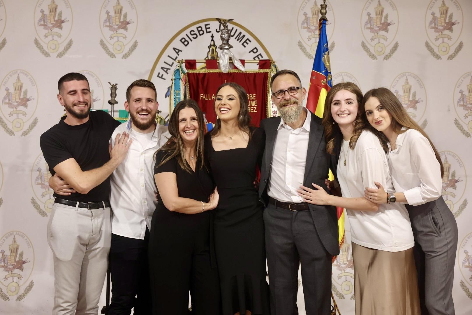 María Estela Arlandis Ferrando, de la falla Bisbe Jaume Pérez - Lluís Oliag, fallera major de València 2024, posa amb la seua família