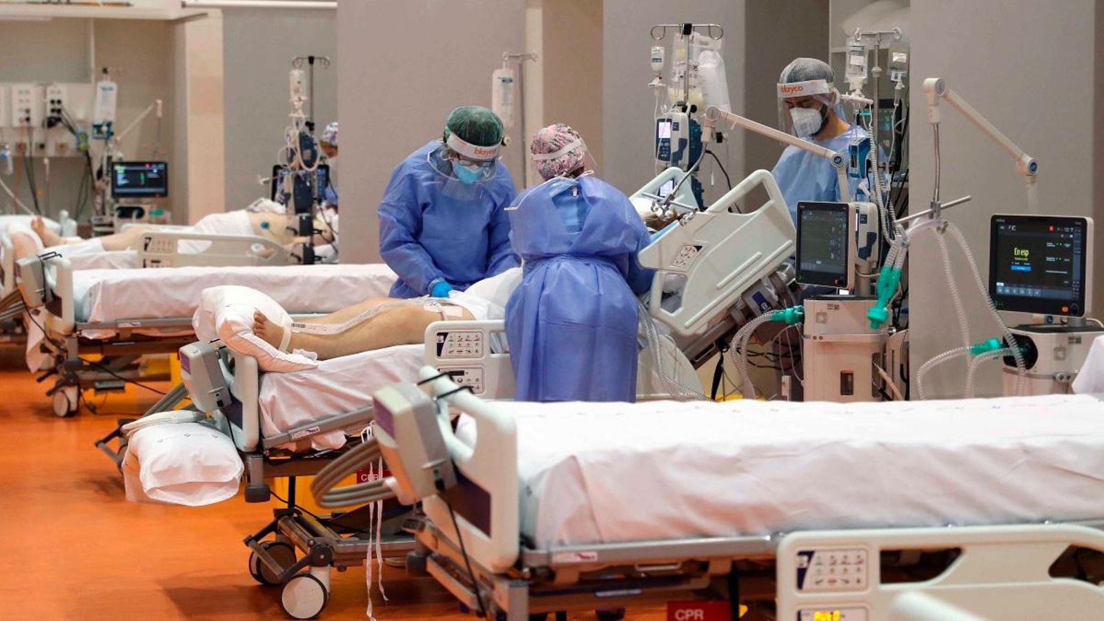 Sanitaris atenent a pacients afectats per Covid-19 en una unitat de cures intensives