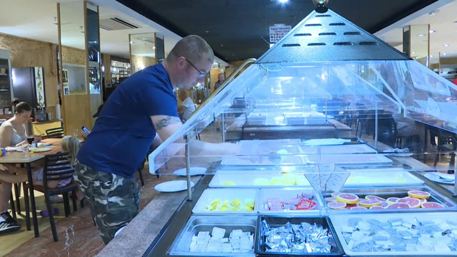 Un client se serveix en un bufet, en una imatge d'arxiu