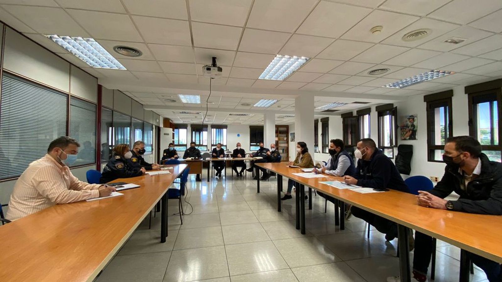 Aarón Cano, regidor de Protecció Ciutadana de l'Ajuntament de València en una reunió amb Álvaro Almenar, vicerector de la Basílica de la Verge i representants de la Policia Local de València i Policia Nacional