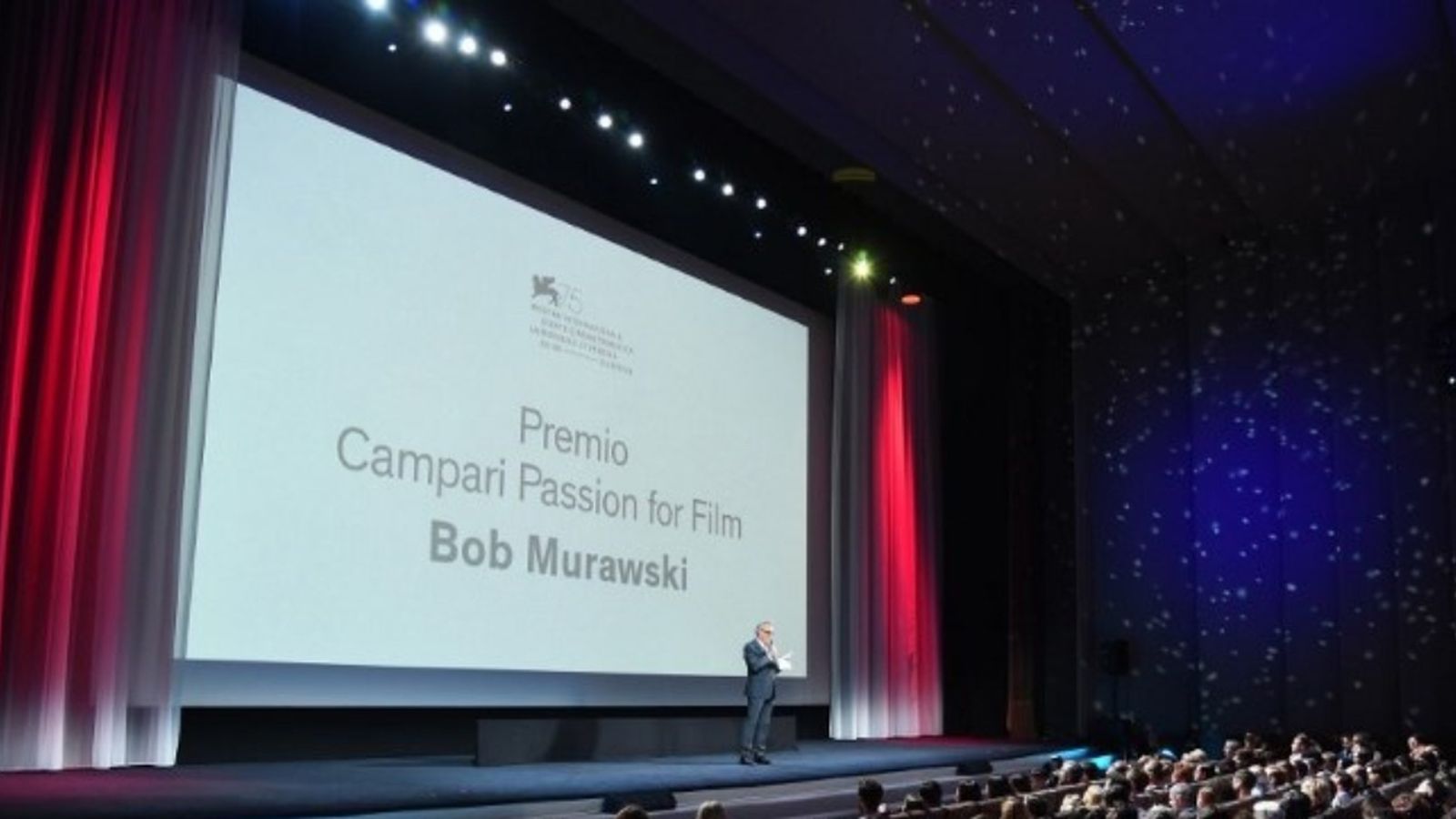 El muntador del film, Bob Murawski, rep el Campari Passion for Film Award, abans de l'estrena de The other side of the wind