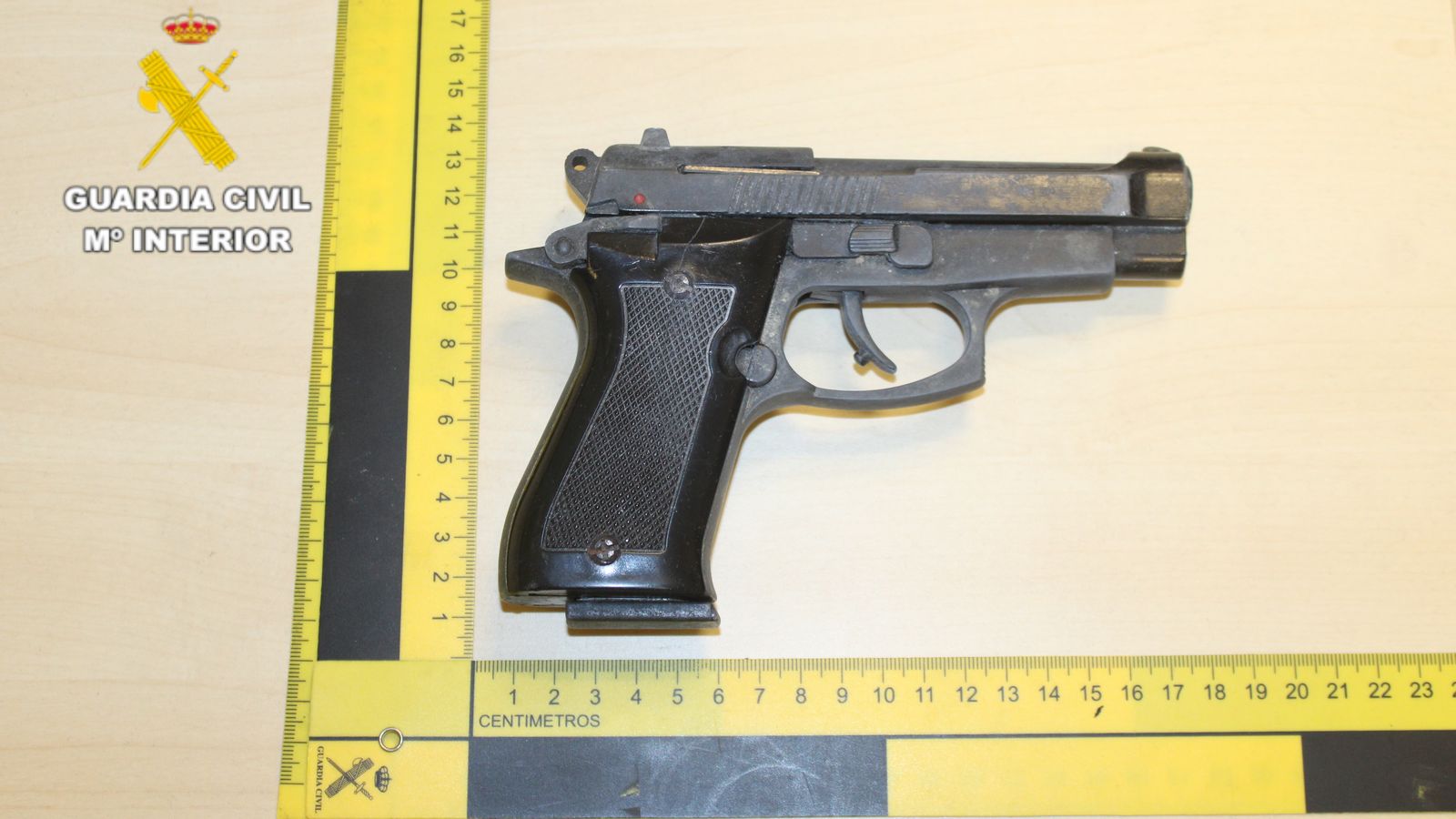 Pistola de fogueig confiscada al detingut