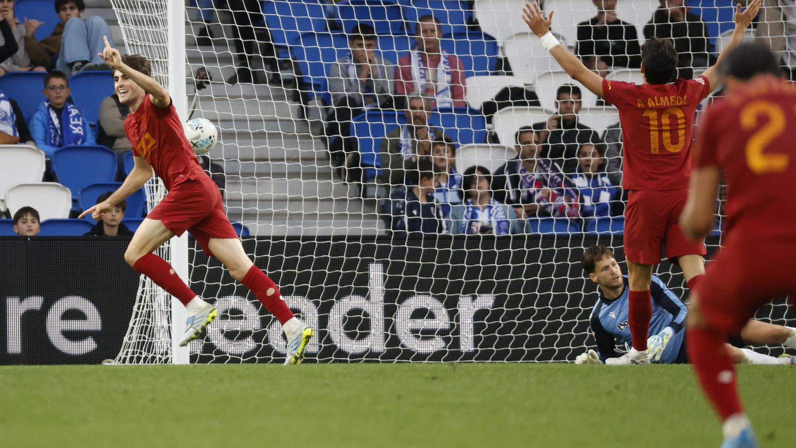 Javi Guerra celebra un dels dos gols que ha marcat contra la Reial Societat