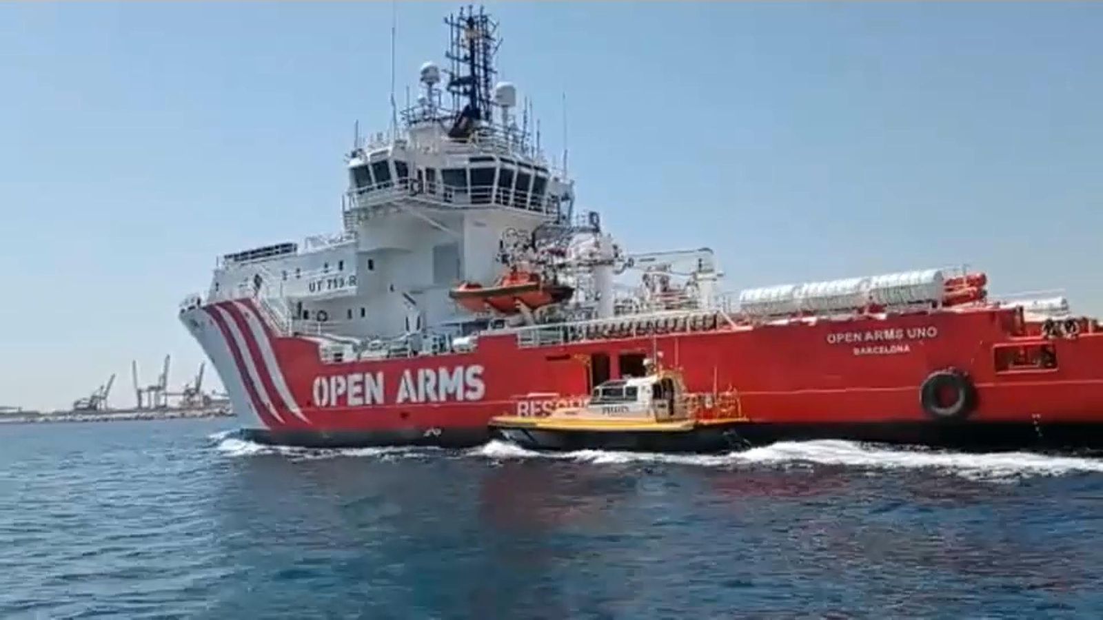 Imatge de l'Open Arms Uno salpant del Port de Barcelona