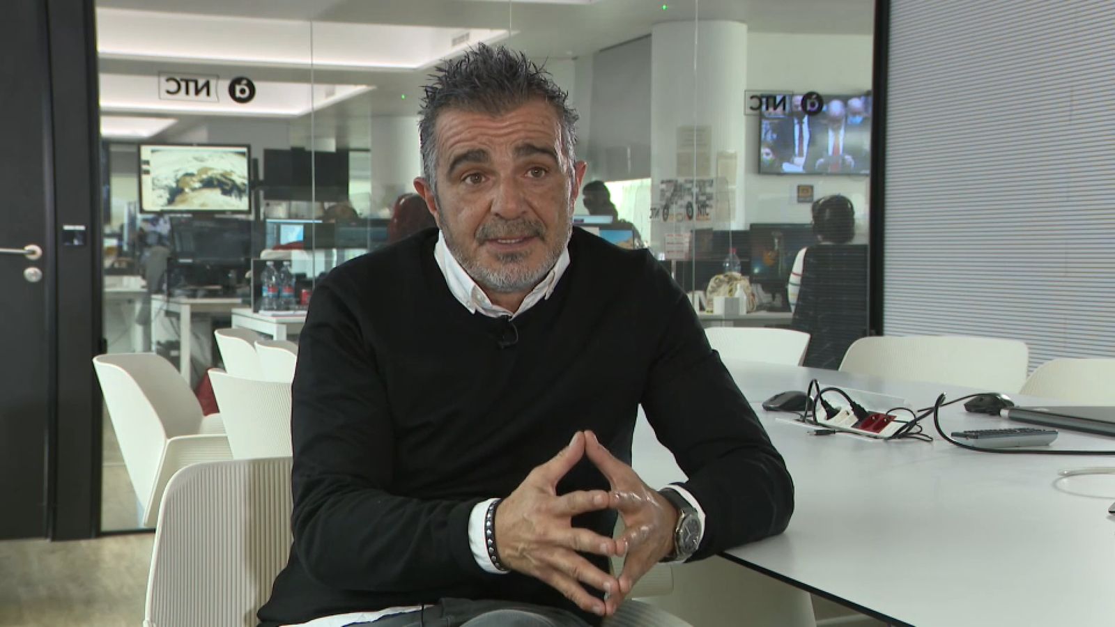 El catedràtic d'Immunologia de la Universitat de València Rafael Toledo a la redacció d'À Punt