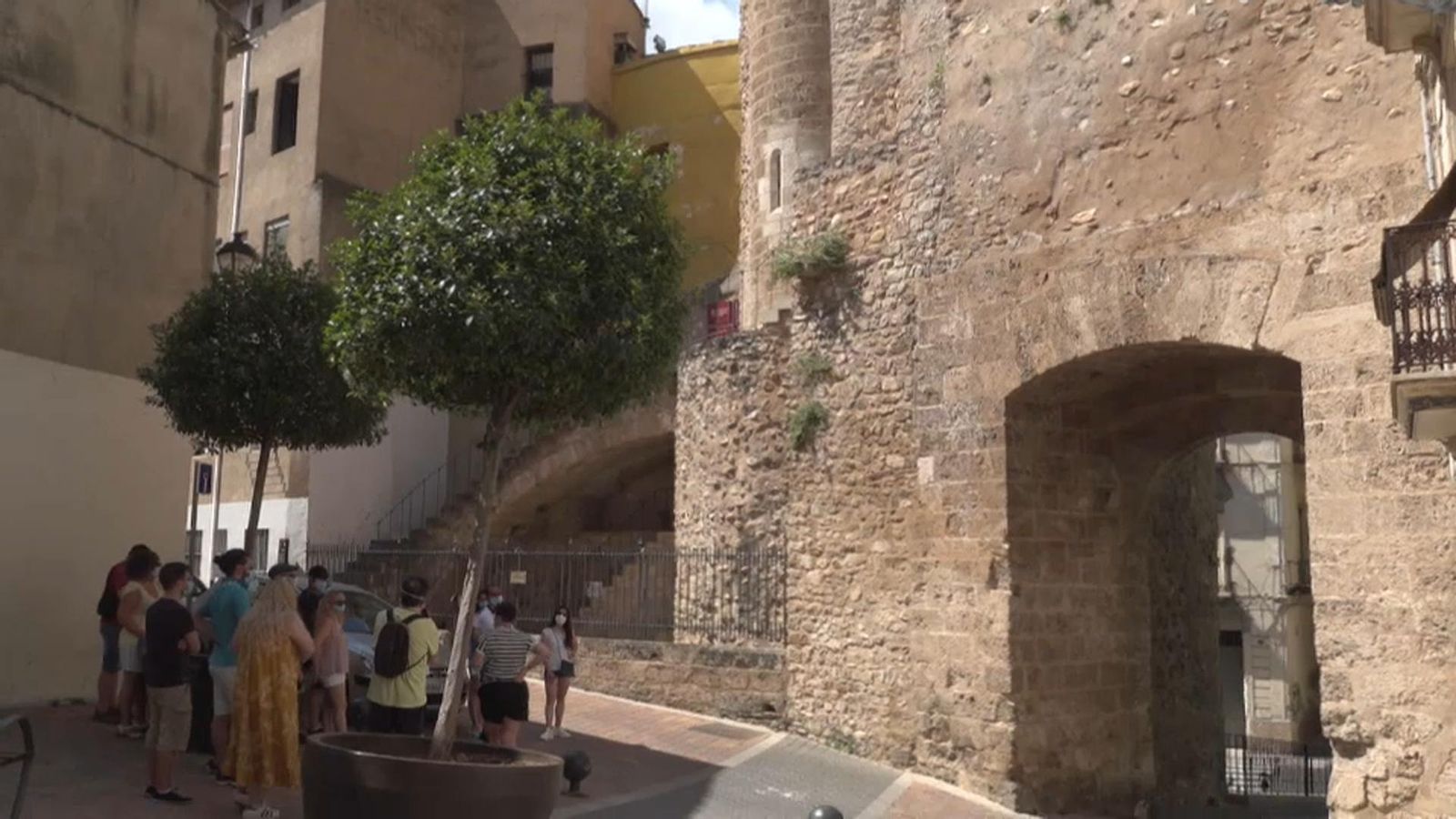 Un grup de turistes realitza una visita guiada a Sogorb
