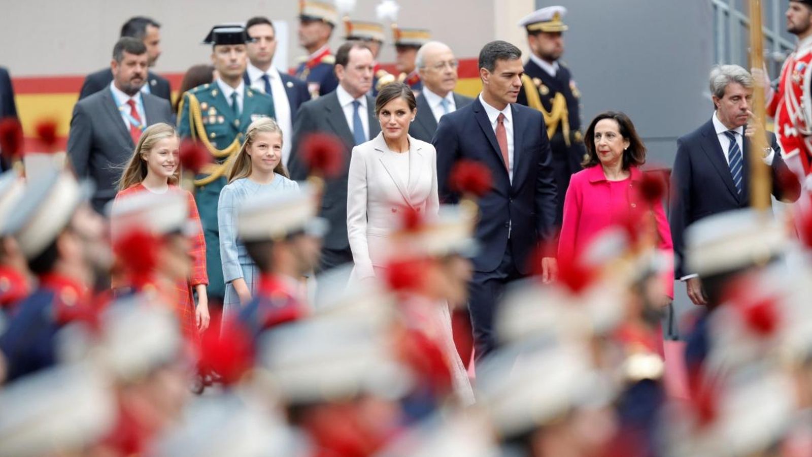 La reina Letizia amb les seues filles, el president del Govern d'Espanya, Pedro Sánchez, i la ministra de Defensa, Margarita Robles, en la desfilada militar a Madrid aquest divendres