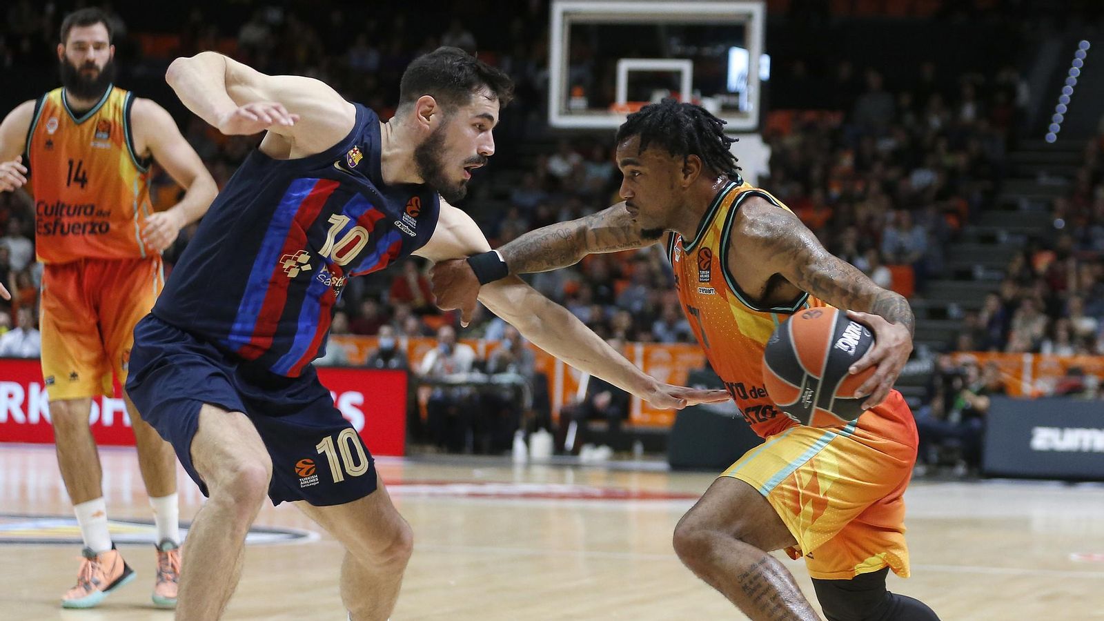 L'extaronja Nikola Kalinić i l'actual jugador del València Basket Chris Jones, cara a cara
