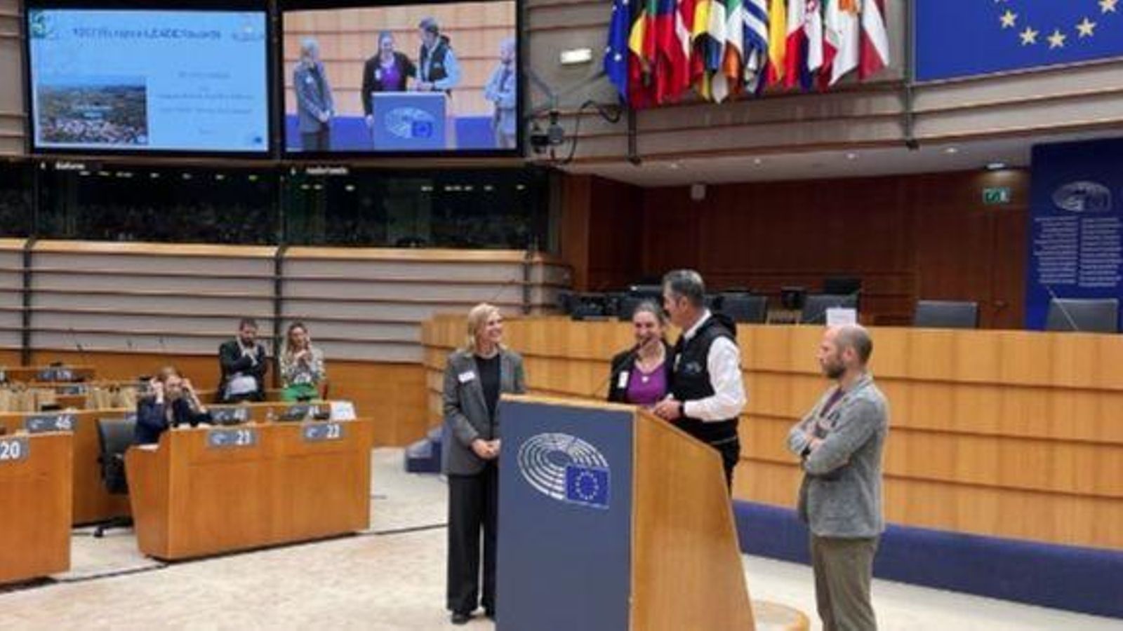 Els responsables del projecte recullen el guardó al parlament europeu Els responsables del projecte recullen el guardó al parlament europeu