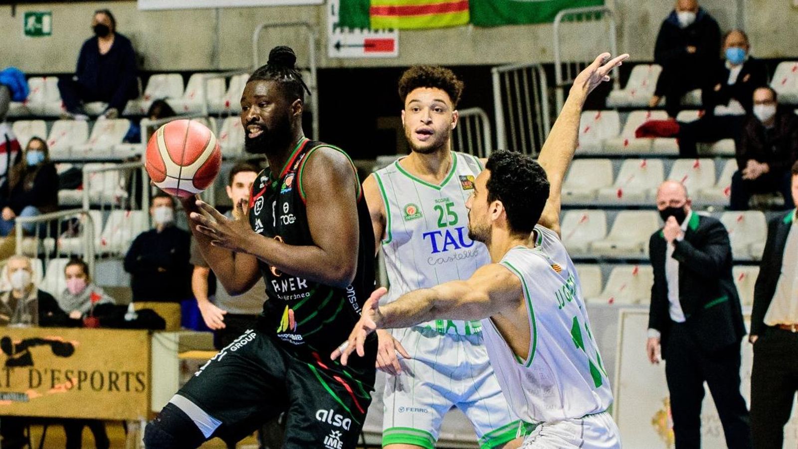 Kai Edwards i Juan José García defenen una jugada del duel