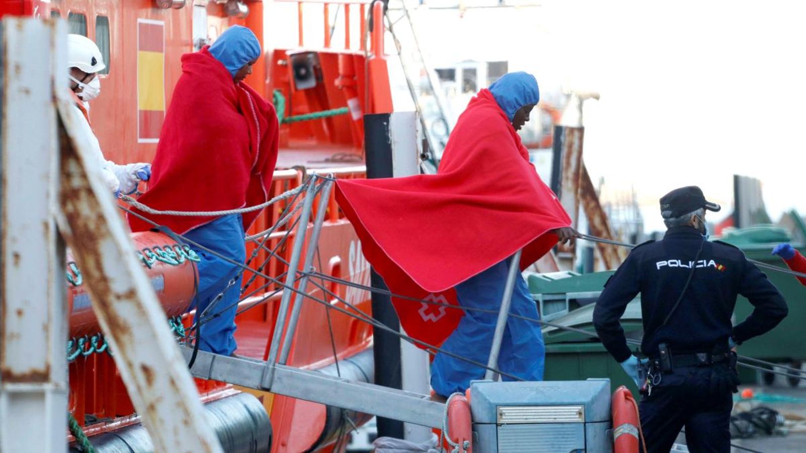 Traslladen a Almeria els 69 immigrants rescatats d'una pastera localitzada al mar d'Alborán