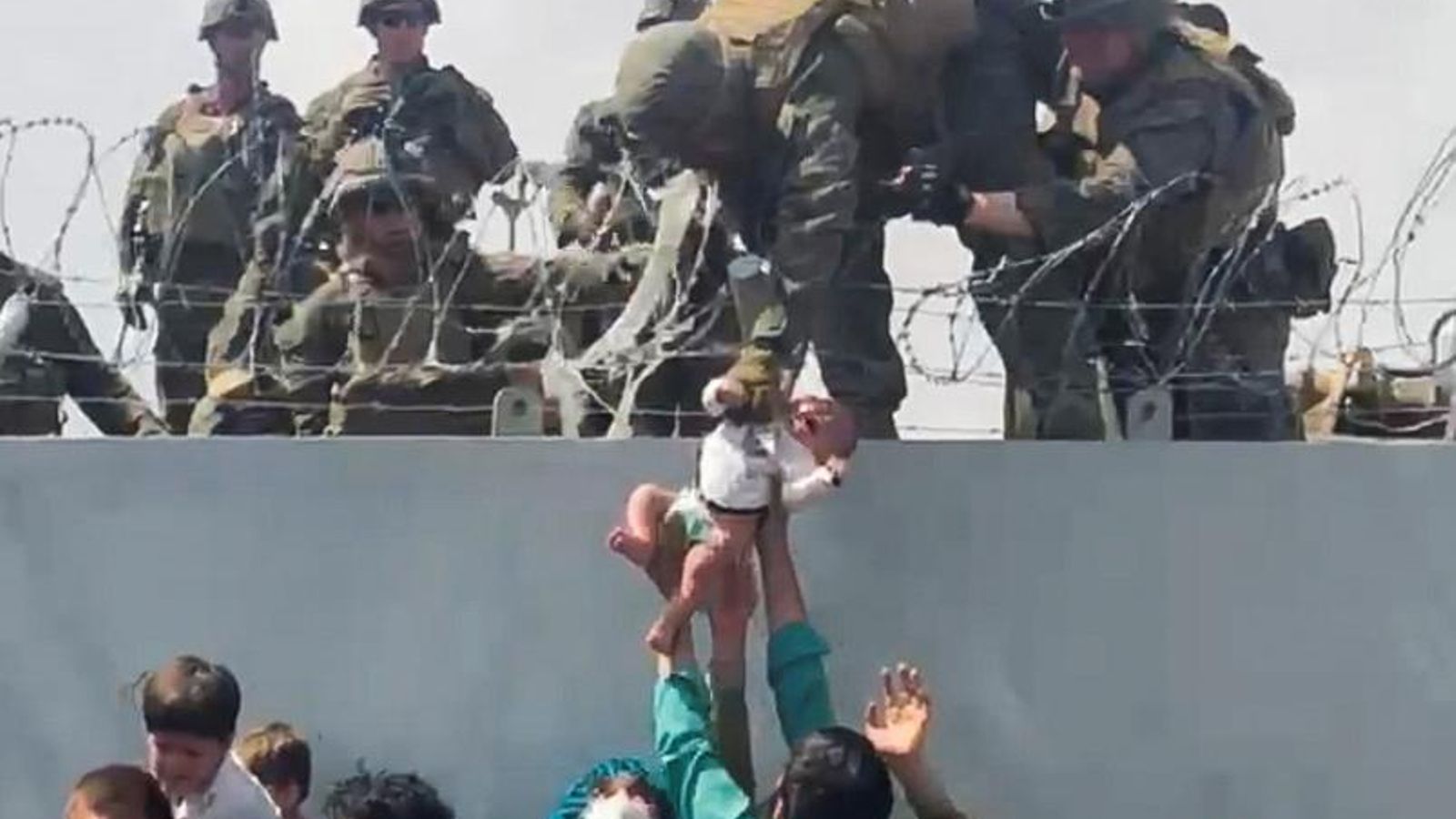Desesperació i caos a l'aeroport de Kabul