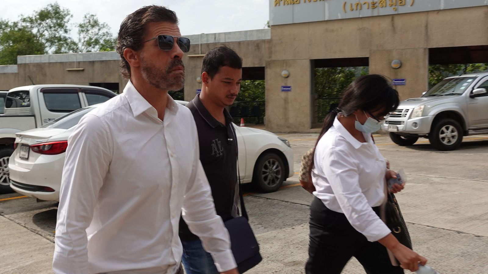 L’actor Rodolfo Sancho, a l’esquerra, arriba a l’illa de Samui, a Tailàndia, per a seguir la vista del seu fill