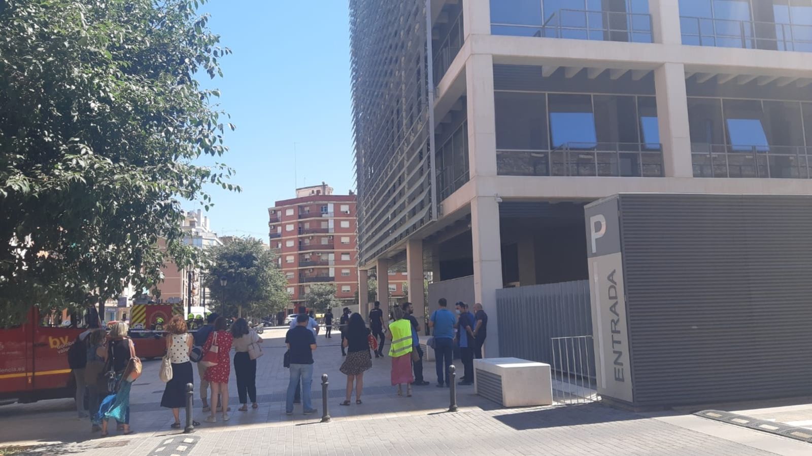 Segons ha informat el 112 Comunitat Valenciana, el fum ha afectat totes les plantes de l'edifici