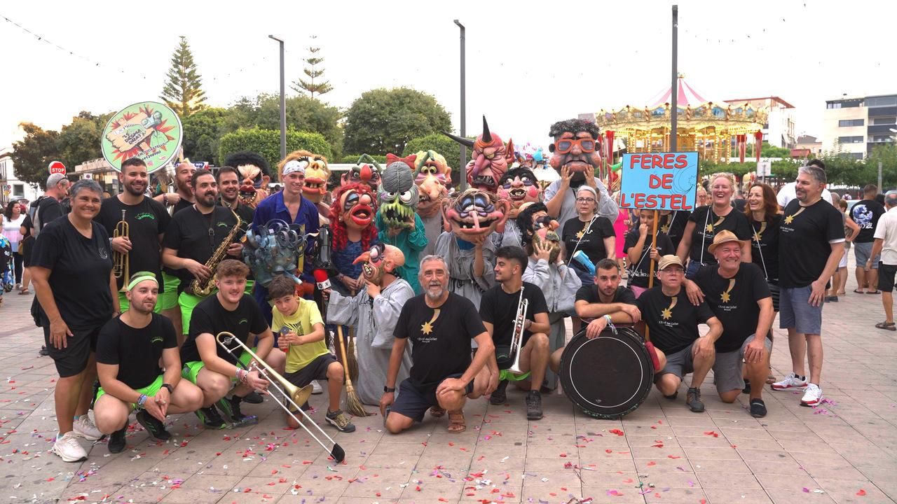 Tot el poble participa en la cercavila de les Feres de l’Estel del Collet de Benicarló