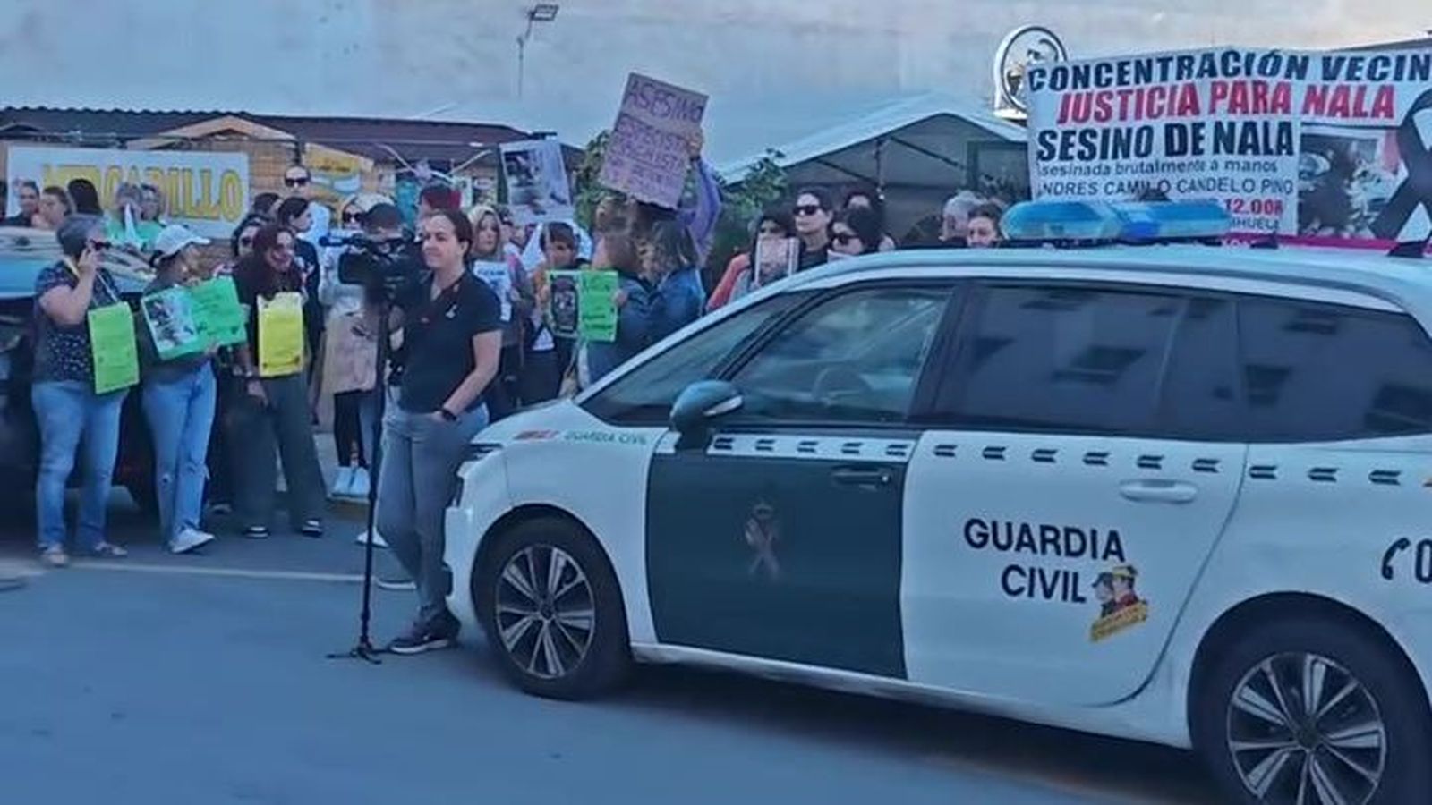 Gent concentrada a la porta del jutjat este dimecres