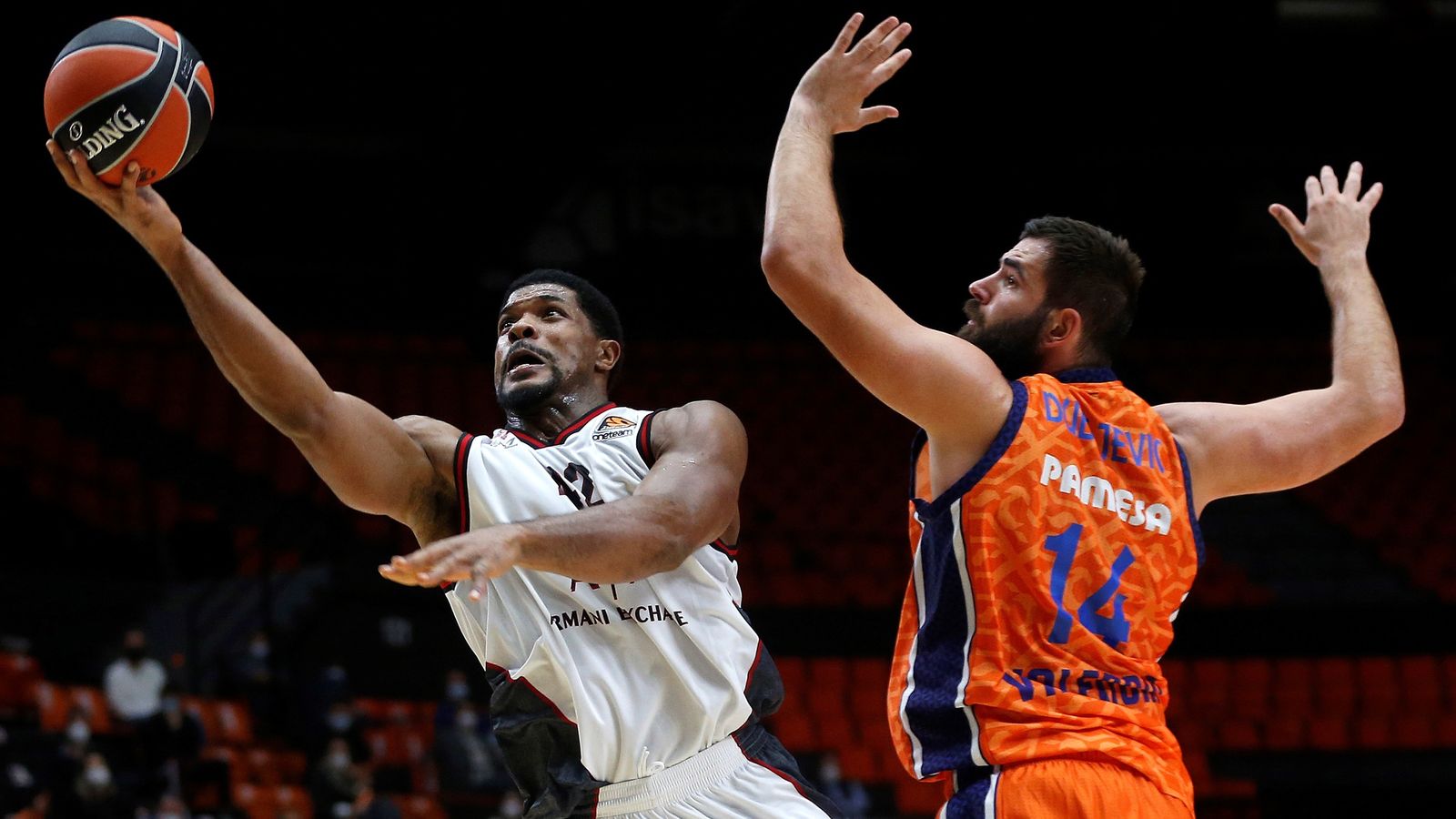 El pivot taronja Bojan Dubljević, durant el partit de l'Eurolliga contra l'Olimpia Milà