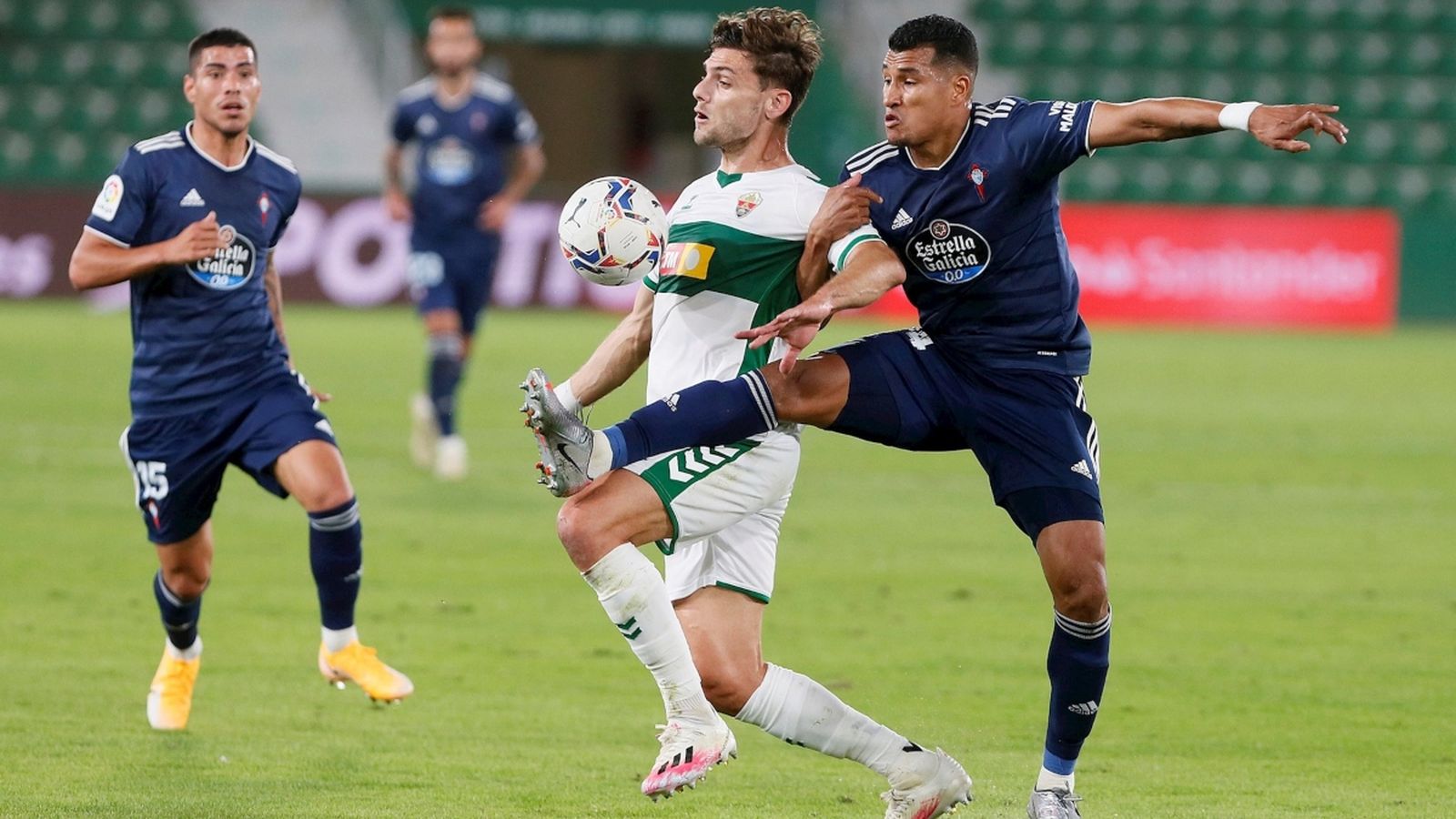 Lucas Boyé tracta de controlar una pilota davant la pressió de Murillo