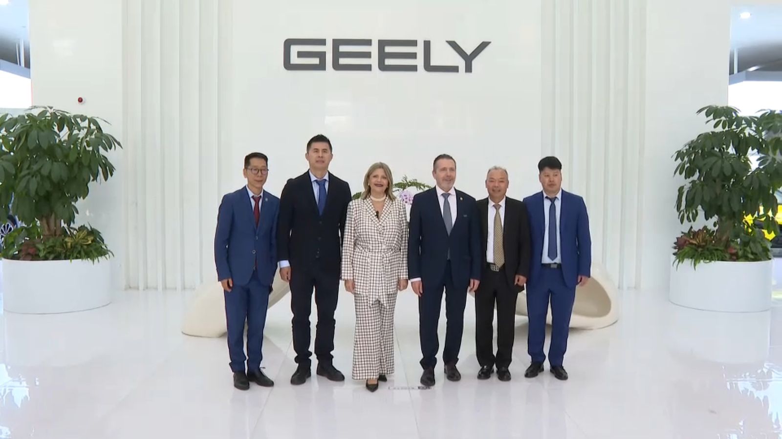 La consellera d'Educació, Carmen Ortí, i el rector de la UPV, José Capilla, amb alts càrrecs de Geely