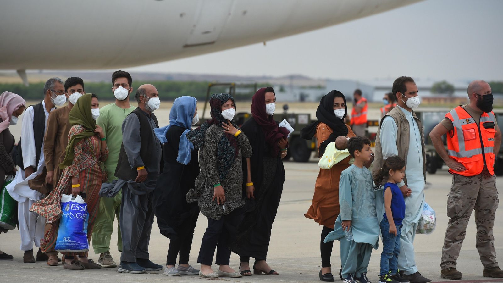 Arribada dels afganesos i afganeses a la base de Torrejón de Ardoz