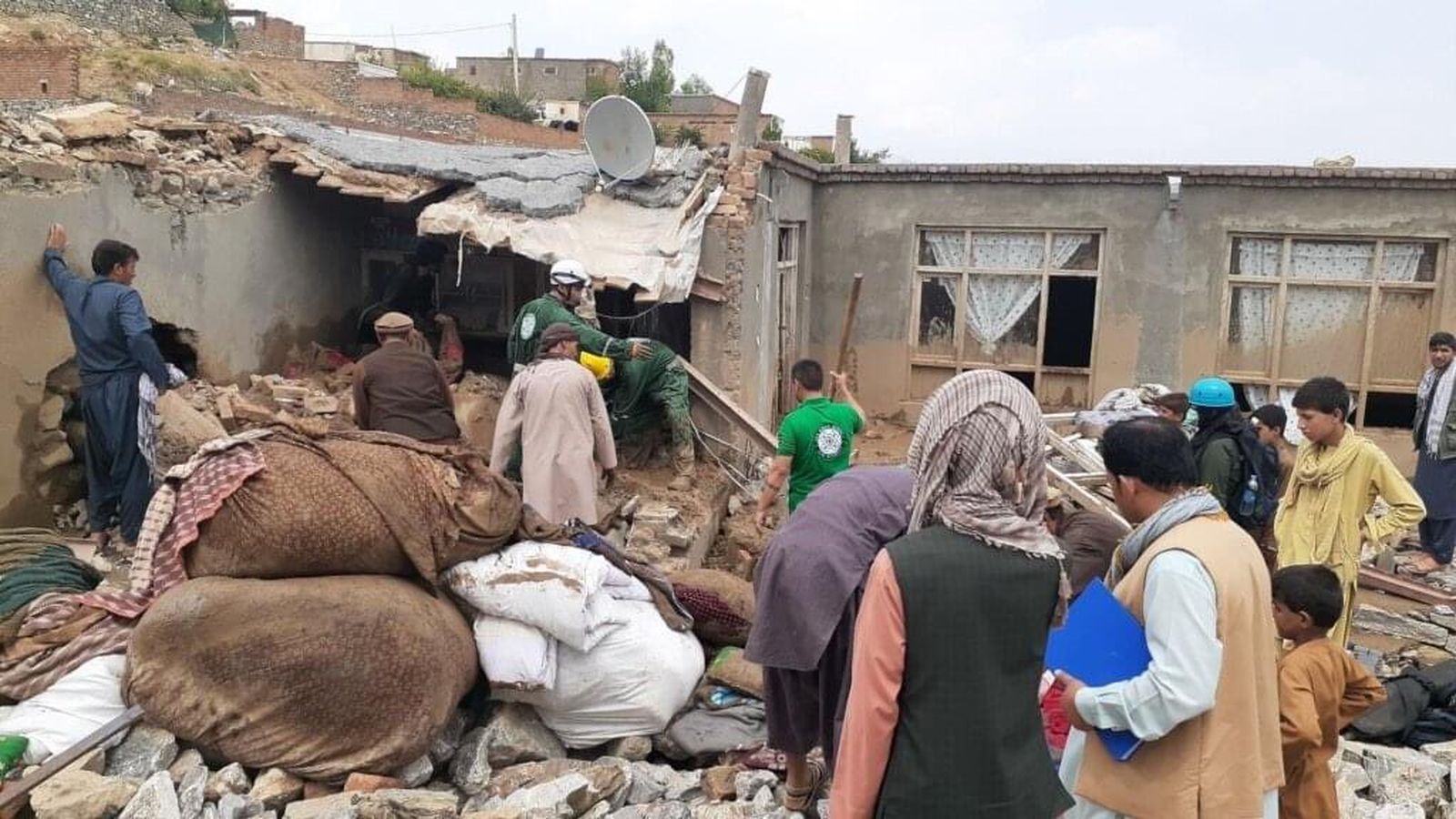 Serveis de rescat treballen entre els enderrocs