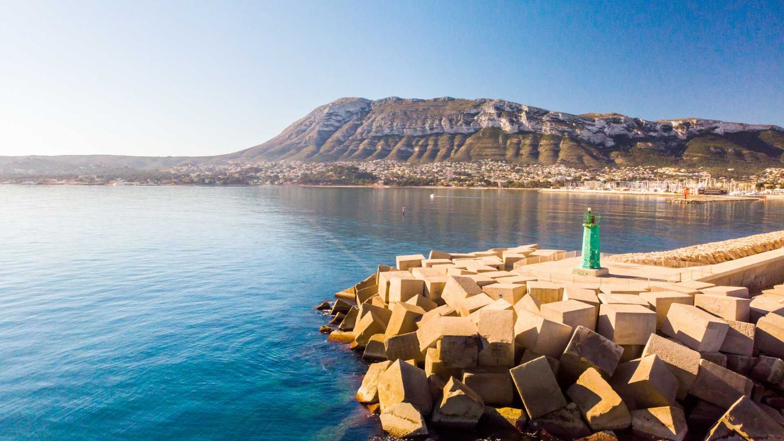 Dénia, ubicada a la falda de l'imponent Montgó