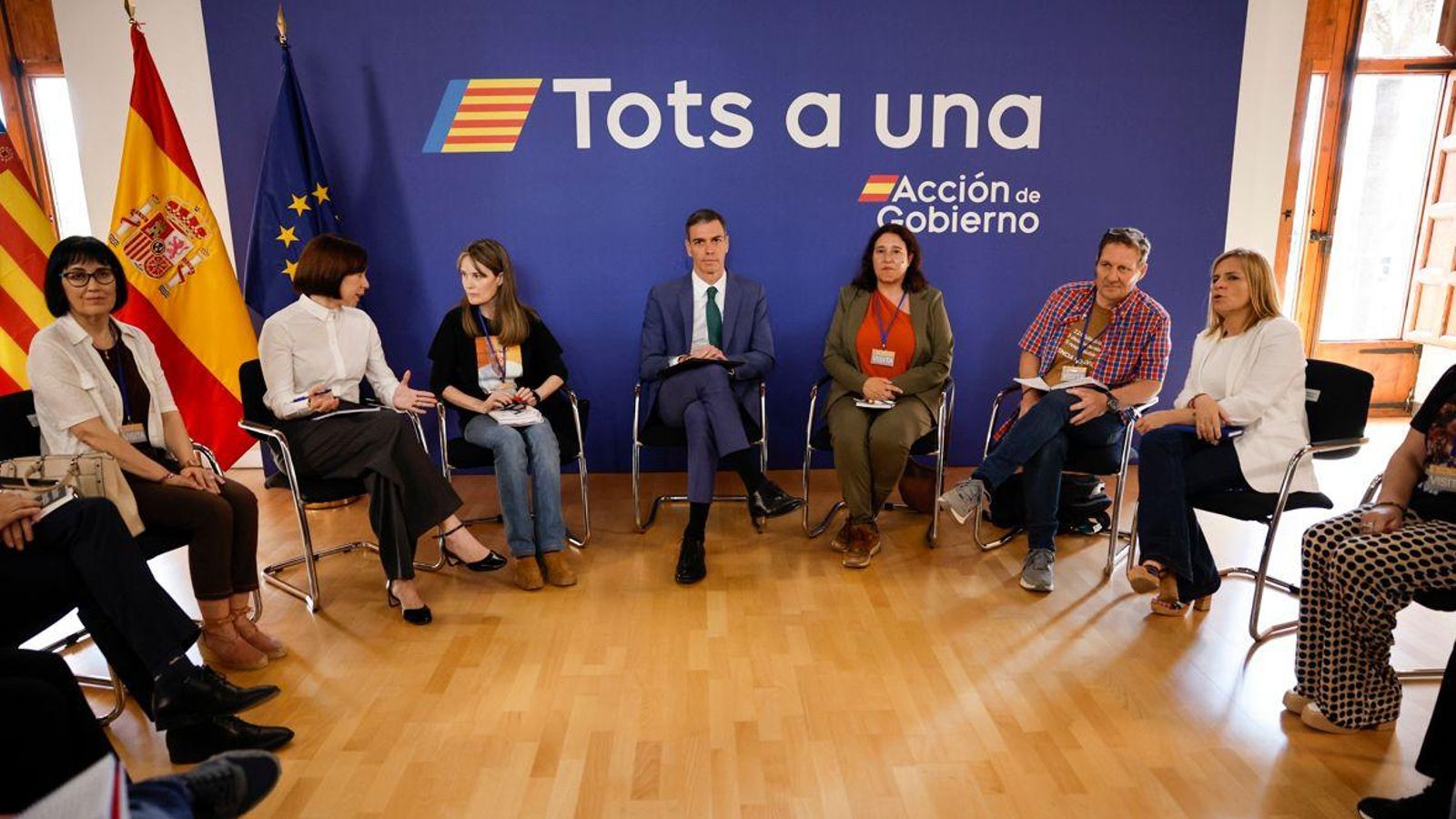 El president del govern espanyol Pedro Sánchez, la líder del PSPV Diana Morant (esquerra) i la delegada del Govern Pilar Bernabé, amb les víctimes