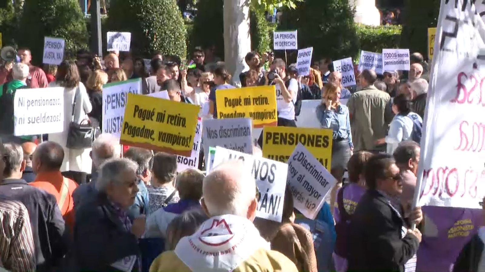 Al voltant de 150 persones han participat en la manifestació convocada per la PAH