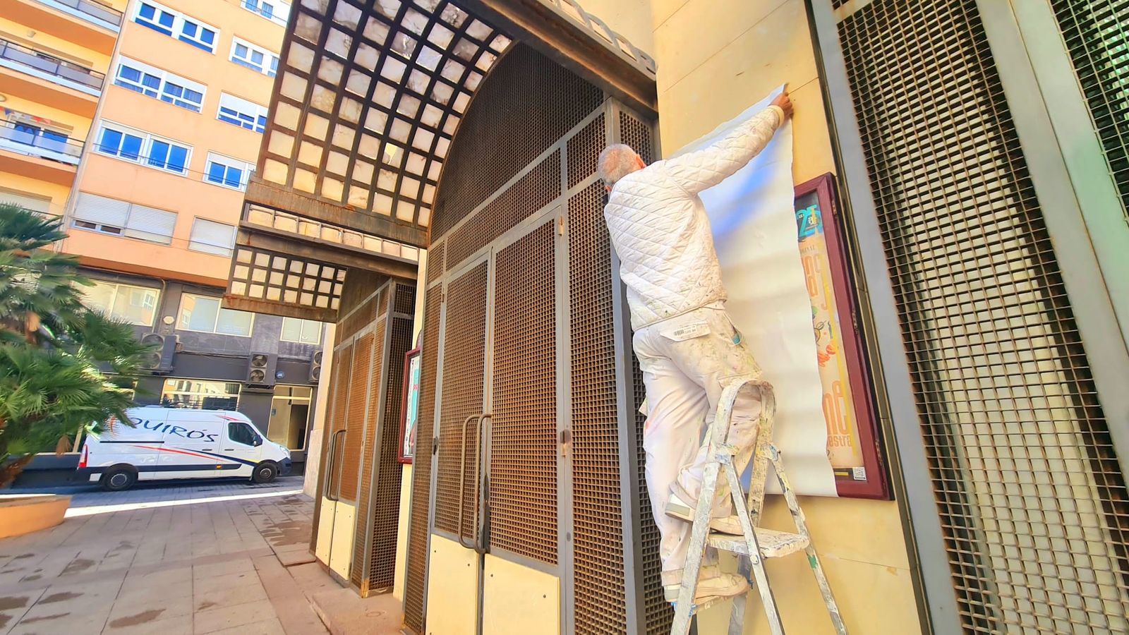 Un operari treballa per a millorar el Teatre Castelar d'Elda