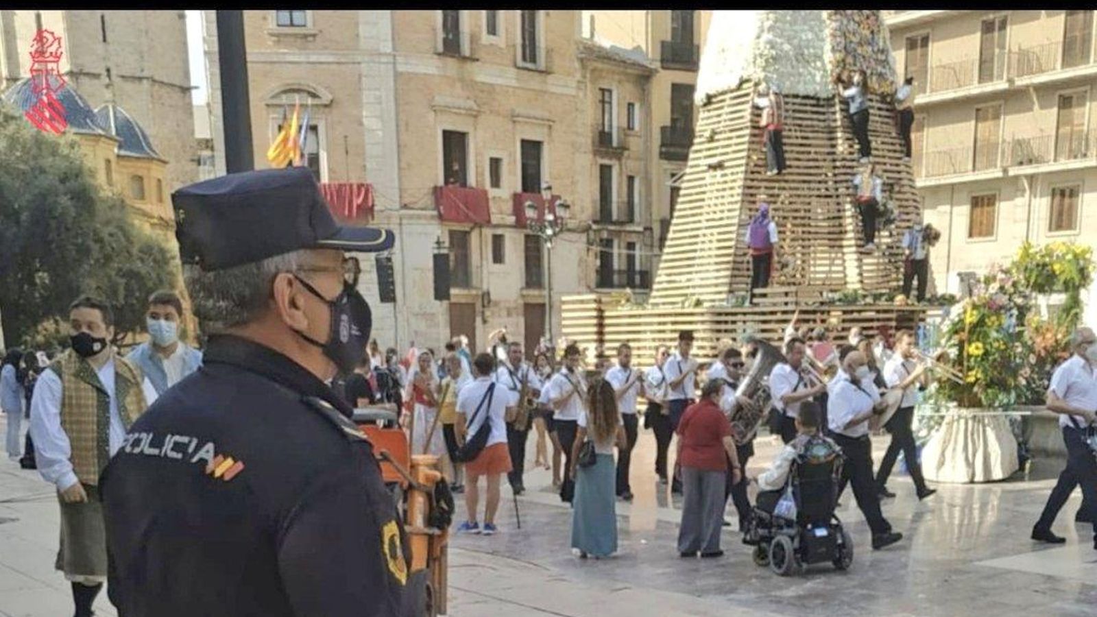 Un agent de la Policia autonòmica valenciana supervisa l'Ofrena a la plaça de la Mare de Deu