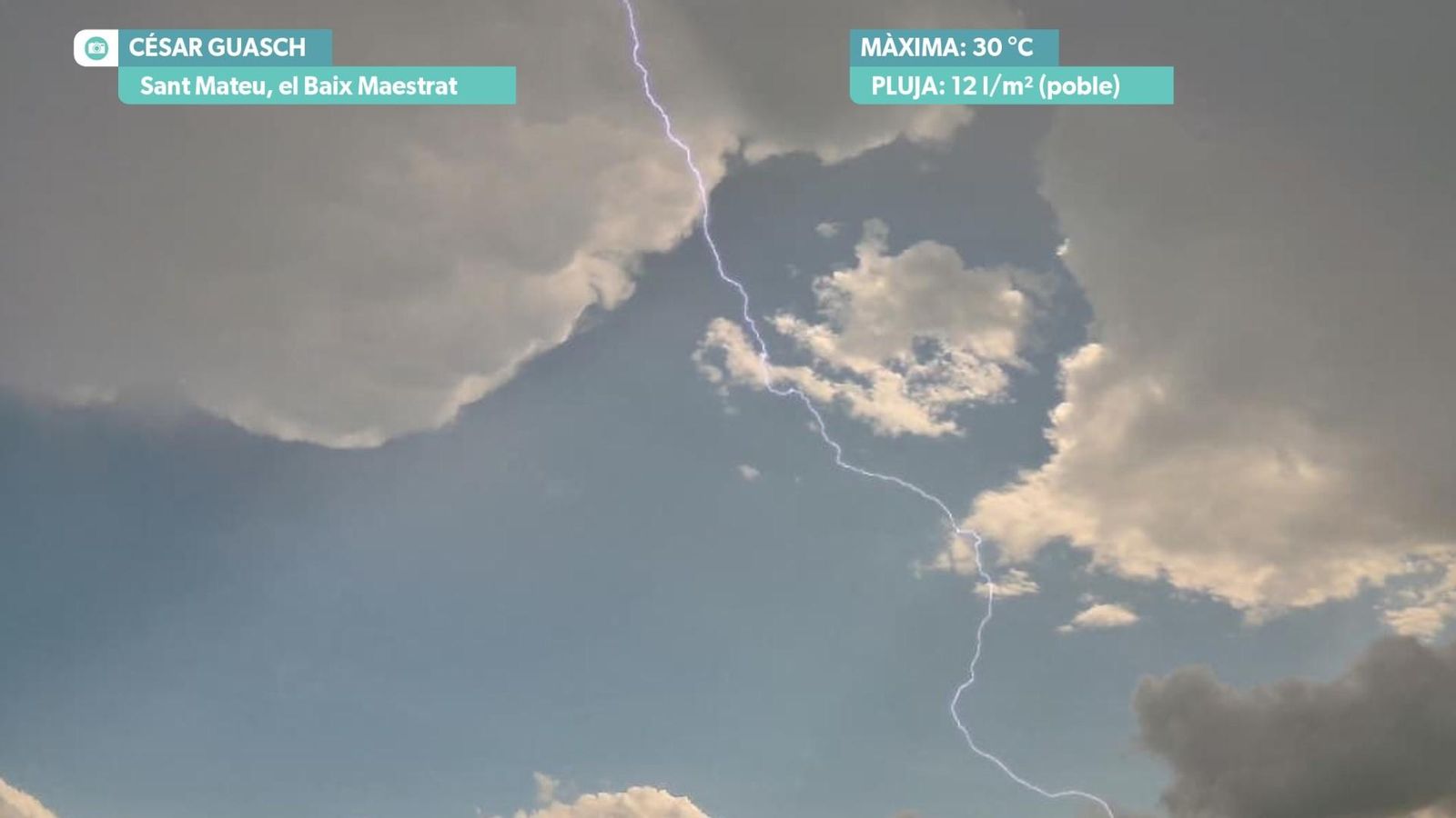 Un llamp d'una tempesta a Sant Mateu (Baix Maestrat) Un raig d'una tempesta a Sant Mateu (Baix Maestrat)
