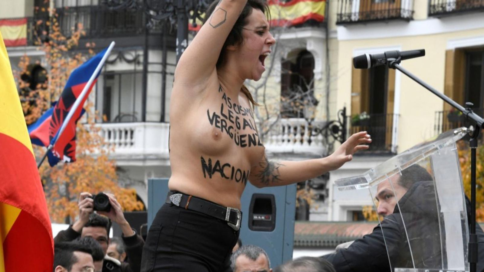 Activistes de Femen irrompen en un acte per l'aniversari de la mort de Franco