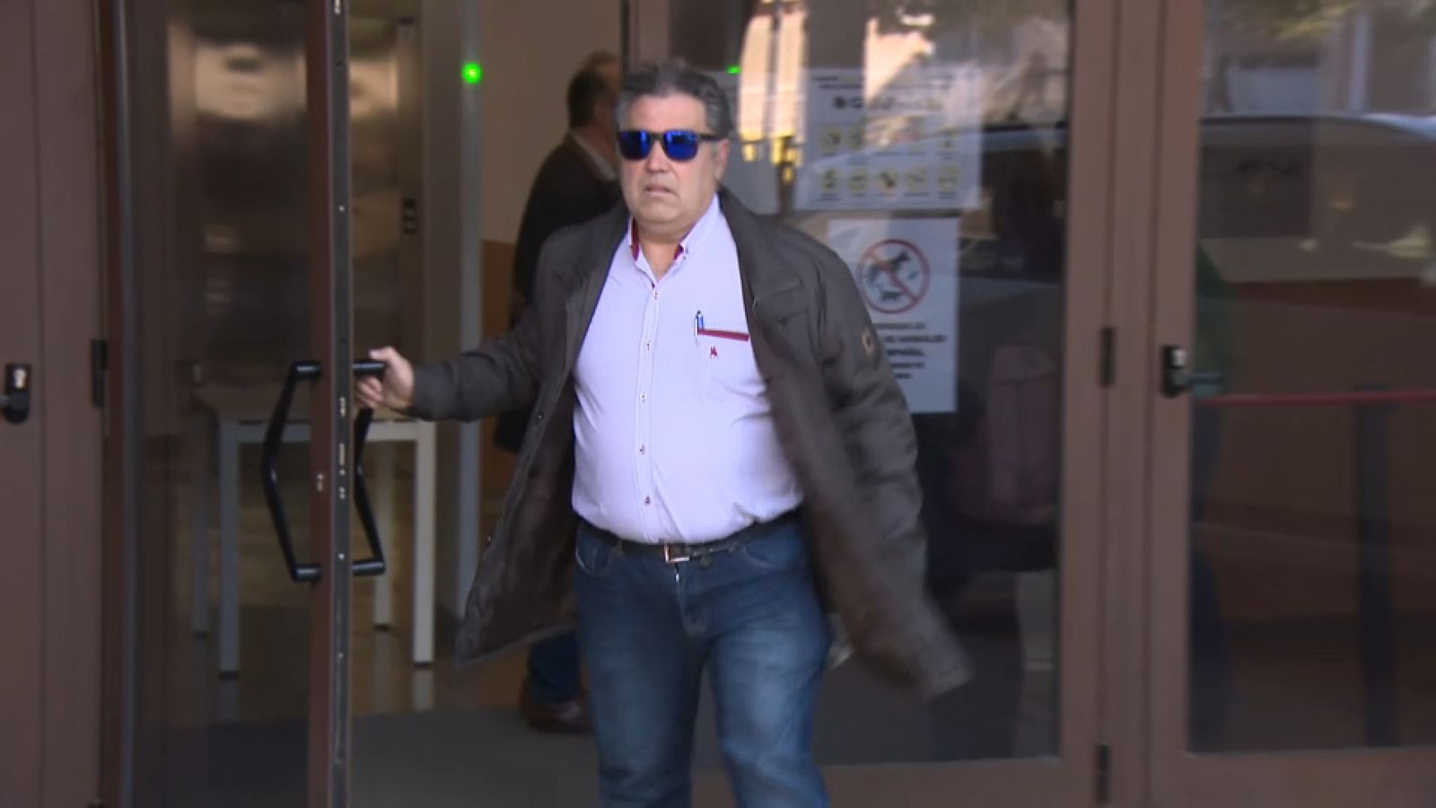 El xofer de l'excap del Consell, Ernesto Serra, a l'eixida del jutjat de Catarroja