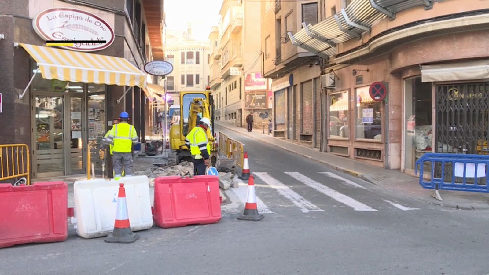 L'inici de les obres aquesta setmana en la via principal del centre d'Elx, el carrer de la Corredora, ha encetat la polèmica | À Punt Mèdia.