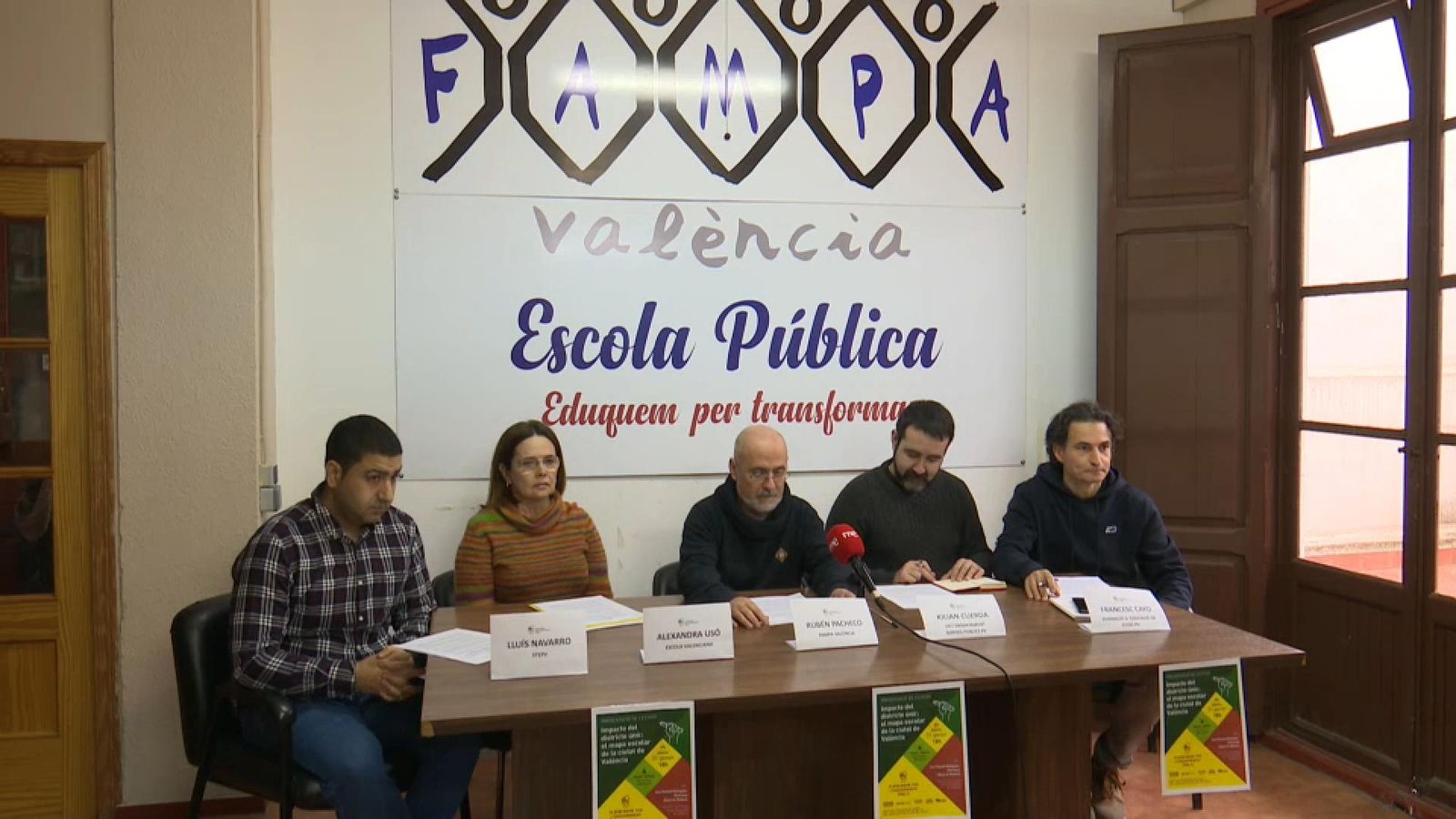 Compareixença de la Plataforma en Defensa de l'Ensenyament Públic en contra del districte únic aquest dilluns