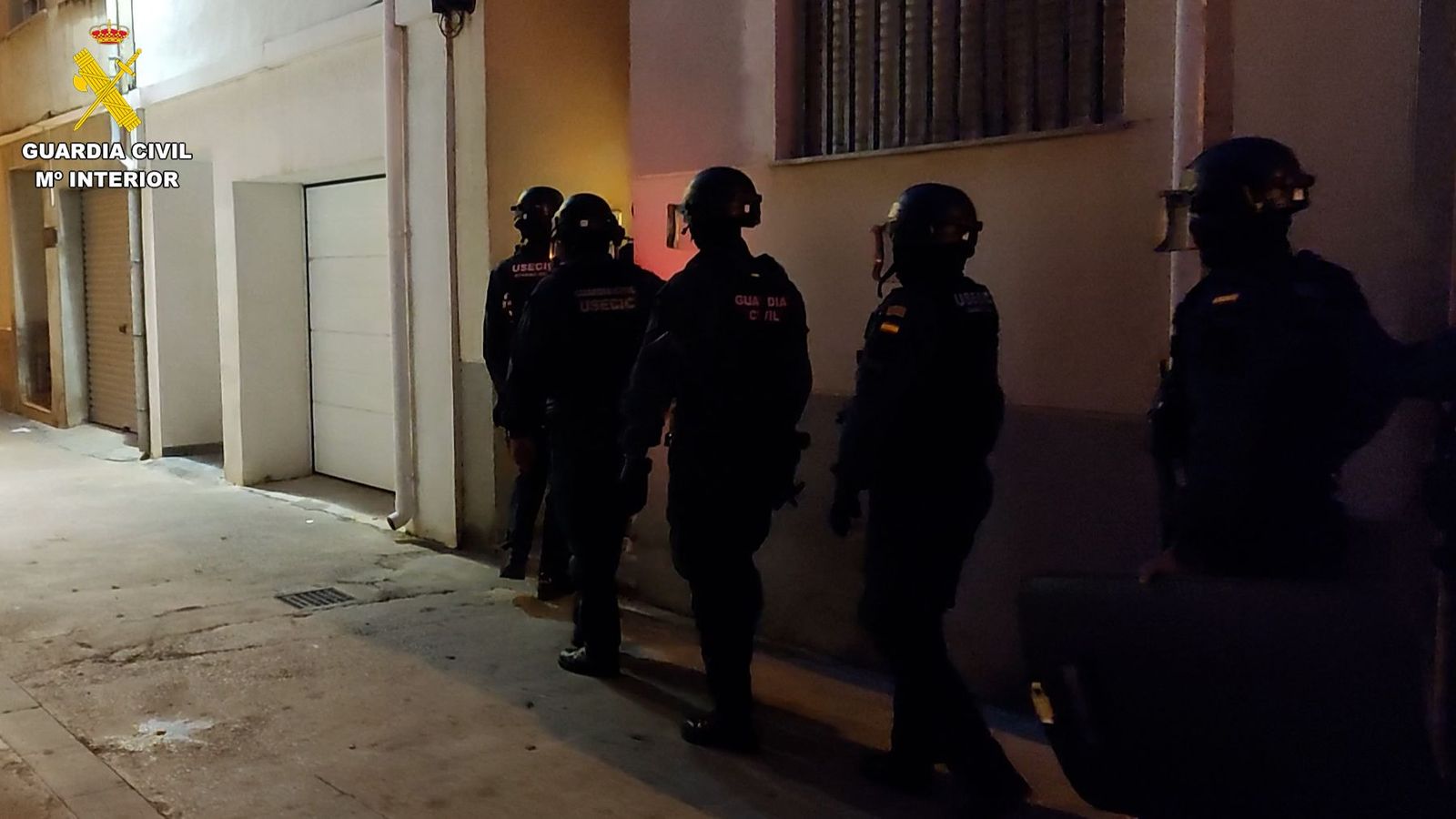 Moment en què els agents de la Guàrdia Civil van accedir al domicili on els lladres emmagatzemaven els elements furtats