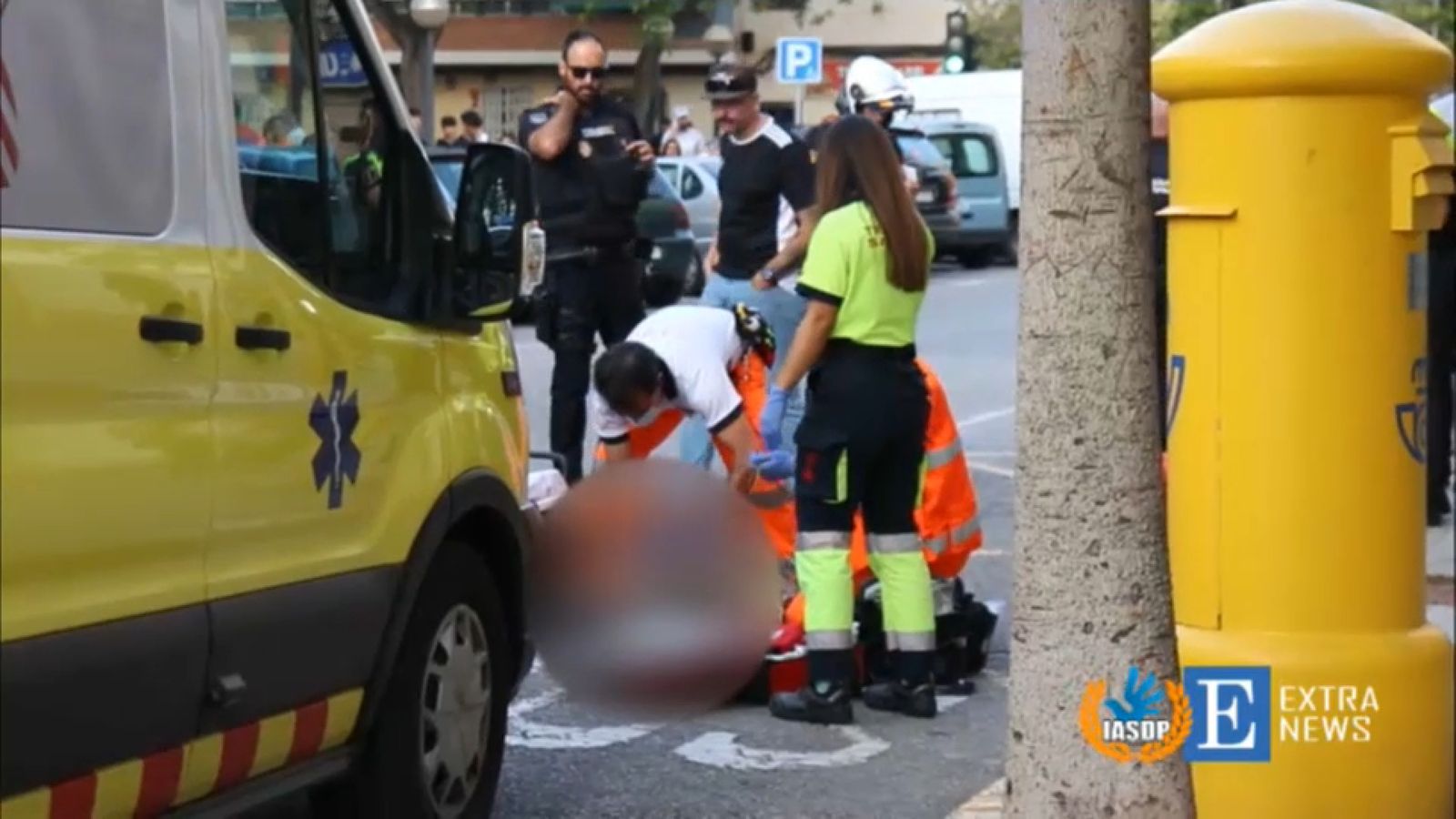 Els sanitaris atenen l'home que finalment va morir divendres a Alacant