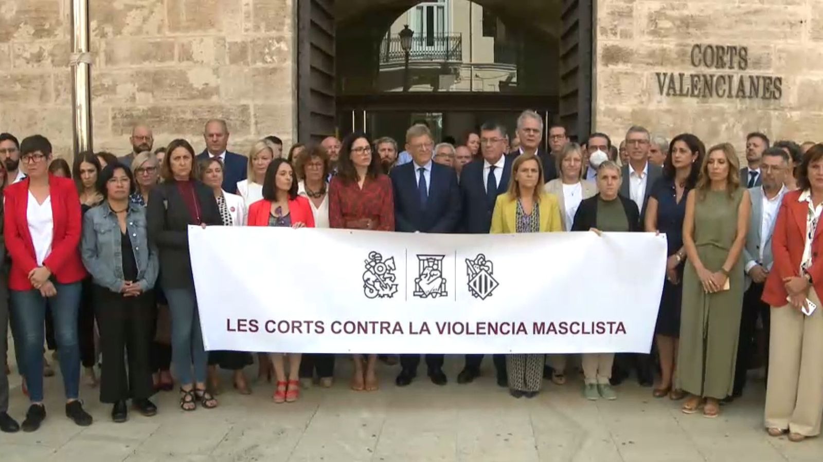 El membres del Consell i els diputats han participat aquest dimarts en el minut de silenci per la última víctima de la violència de gènere