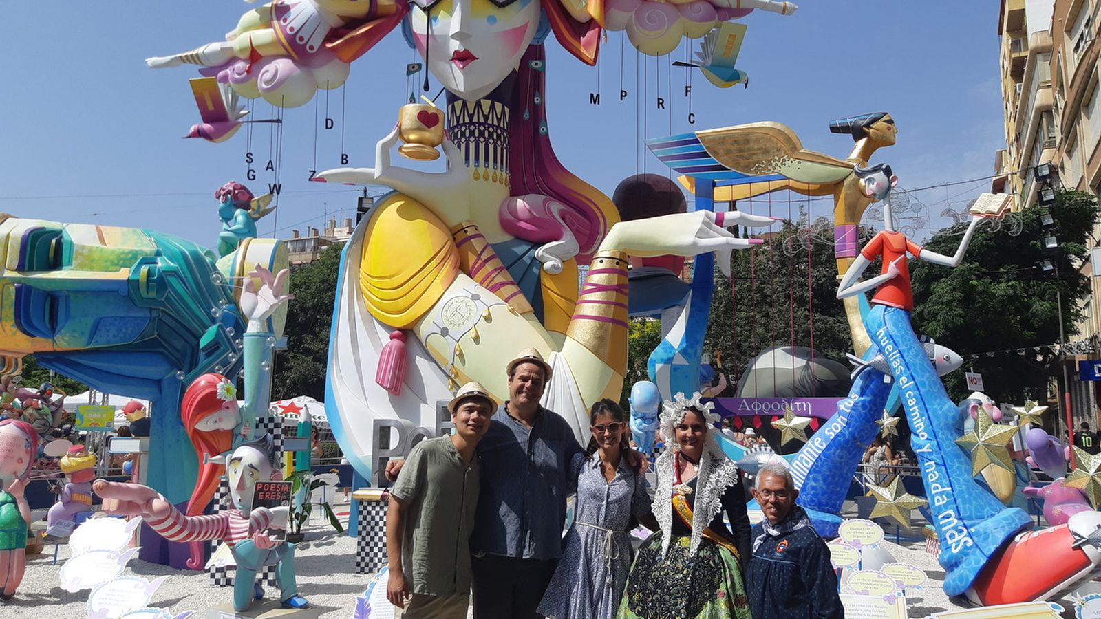 El jurat visita les fogueres presentades als Premis a les Fogueres d'À Punt en 2023