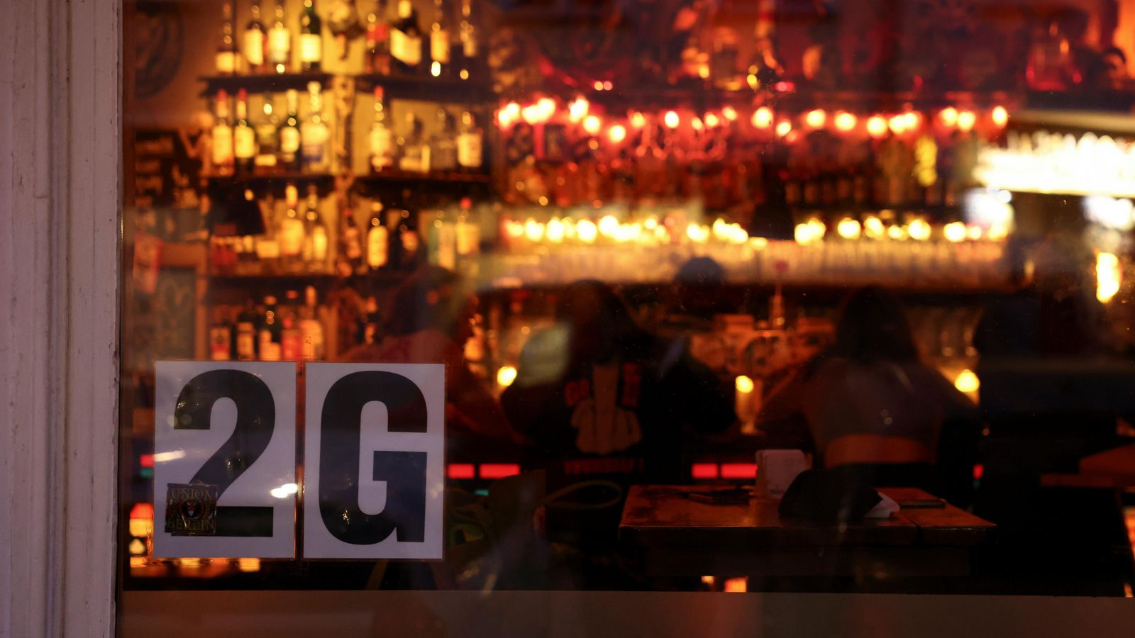 Un cartell indicatiu de la norma 2G, que permét l'accés només a persones vacunades contra la Covid-19, penjat en l'entrada d'un bar Un cartell indicatiu de la norma '2G', que permét l'accés només a persones vacunades contra la Covid-19, penjat en l'entrada d'un bar