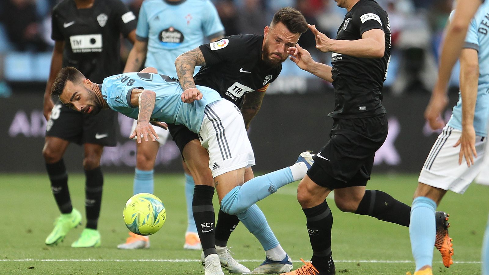 Brais, del Celta, i Josan, de l'Elx, disputen una pilota a l'estadi de Balaídos