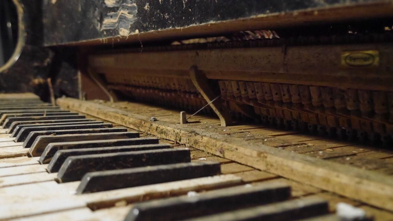 Estat en què va quedar el piano de cua del músic de Paiporta que ara Néstor Calderer ha emprat per a composar una innovadora peça musical